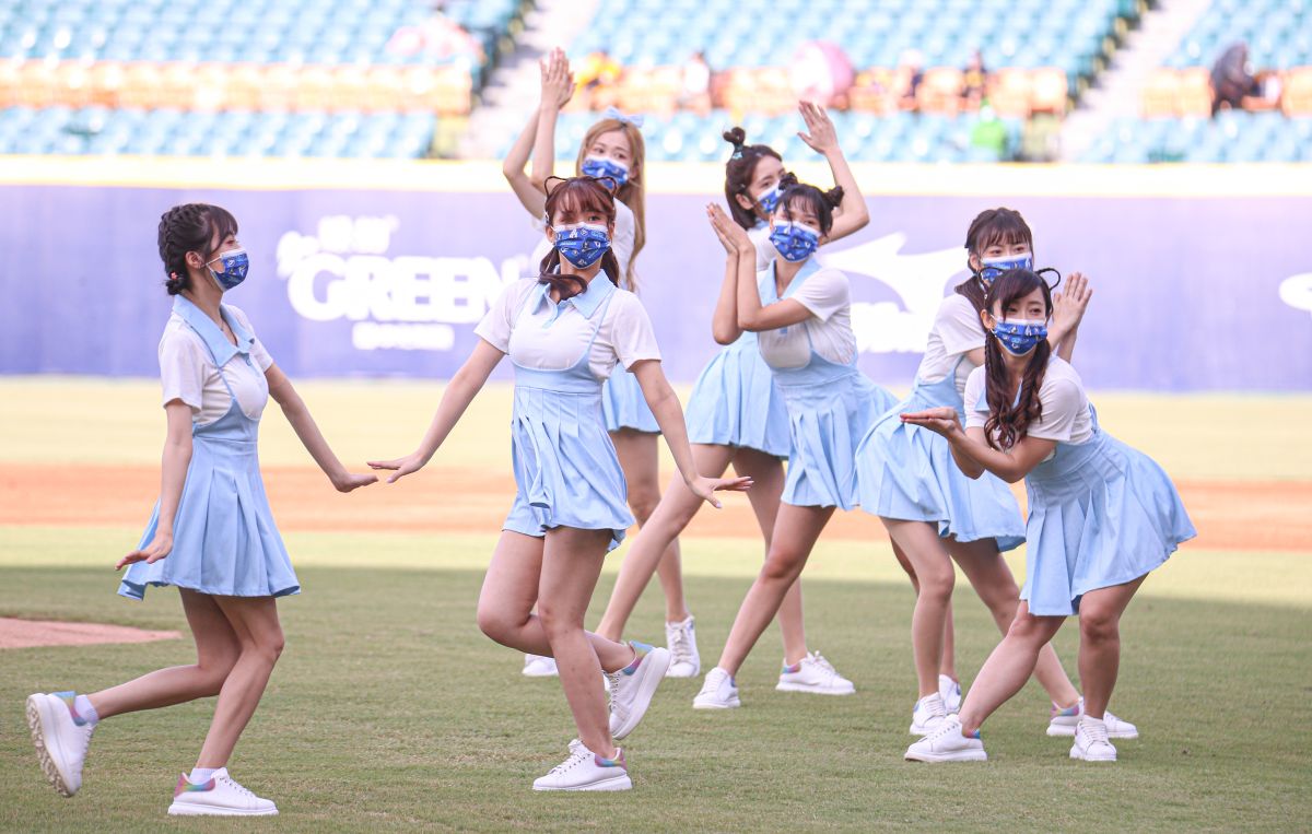 ▲富邦Angels學生裝扮超清純。（圖／葉政勳攝）