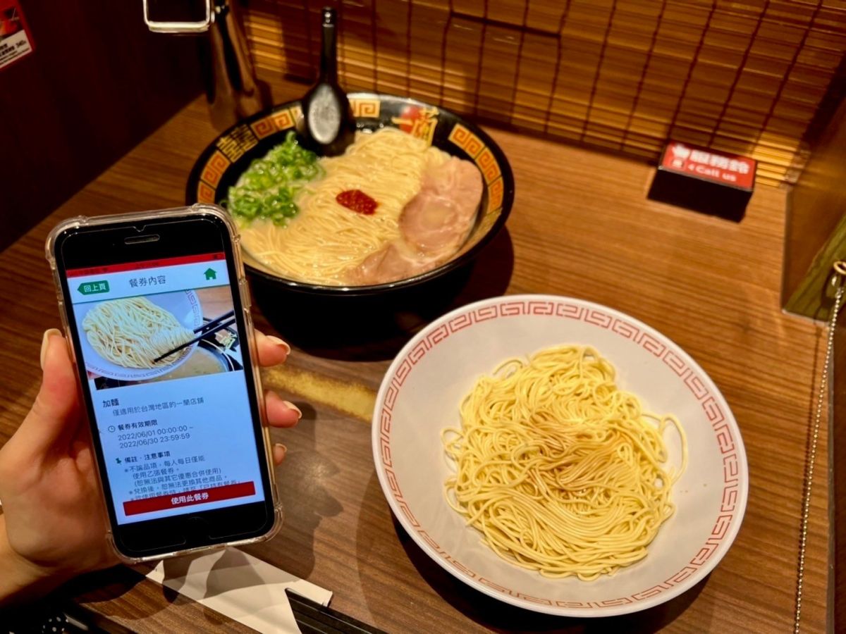 ▲排隊夯店一蘭拉麵，推出單點「加麵」買一送一；樂雅樂則是外帶自取「海陸牛排」買一送一，還有日本和牛58折優惠。（圖／翻攝自一蘭拉麵FB）