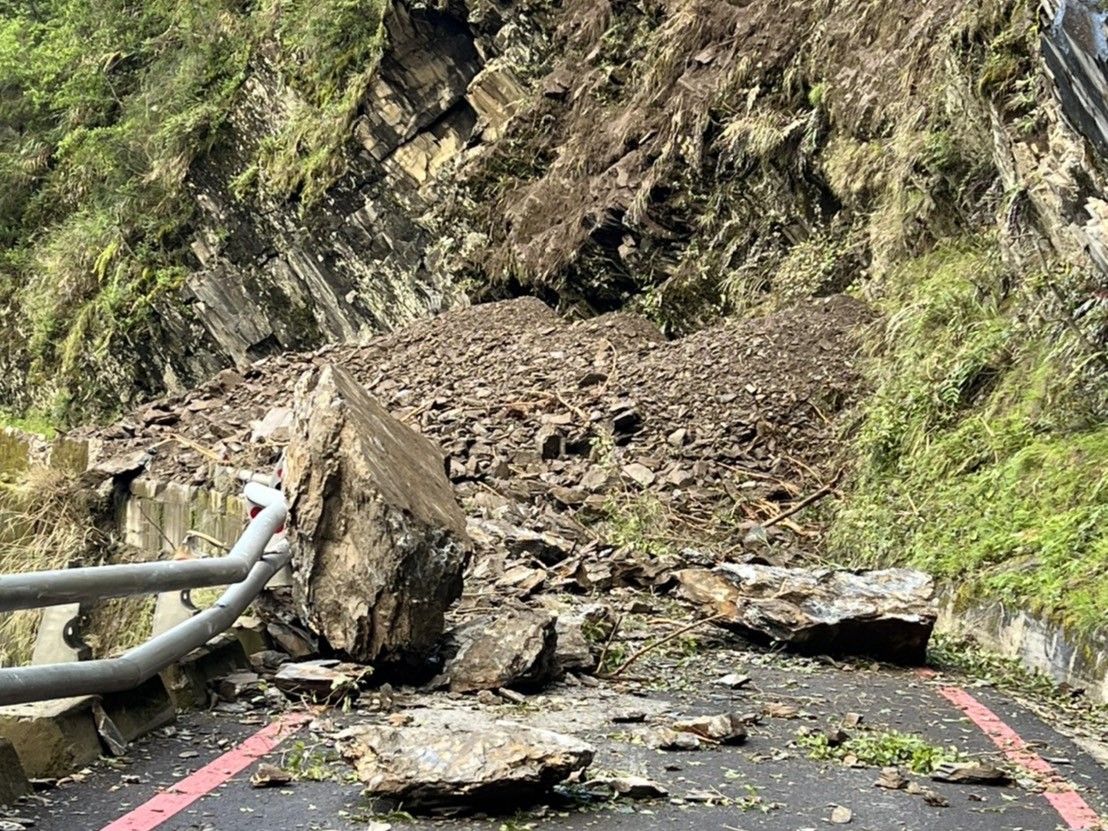 ▲南橫公路28.6公里處，今天發現土石崩落，高雄端僅開放到天池，台東往高雄則開放到埡口，目前仍在搶通中。（圖／記者爆料網）