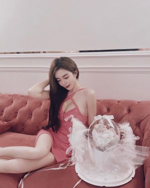 ▲▼樂樂拍照時險些露點。(圖/天燈妹IG) ▲▼樂樂拍照時險些露點。(圖/天燈妹IG)