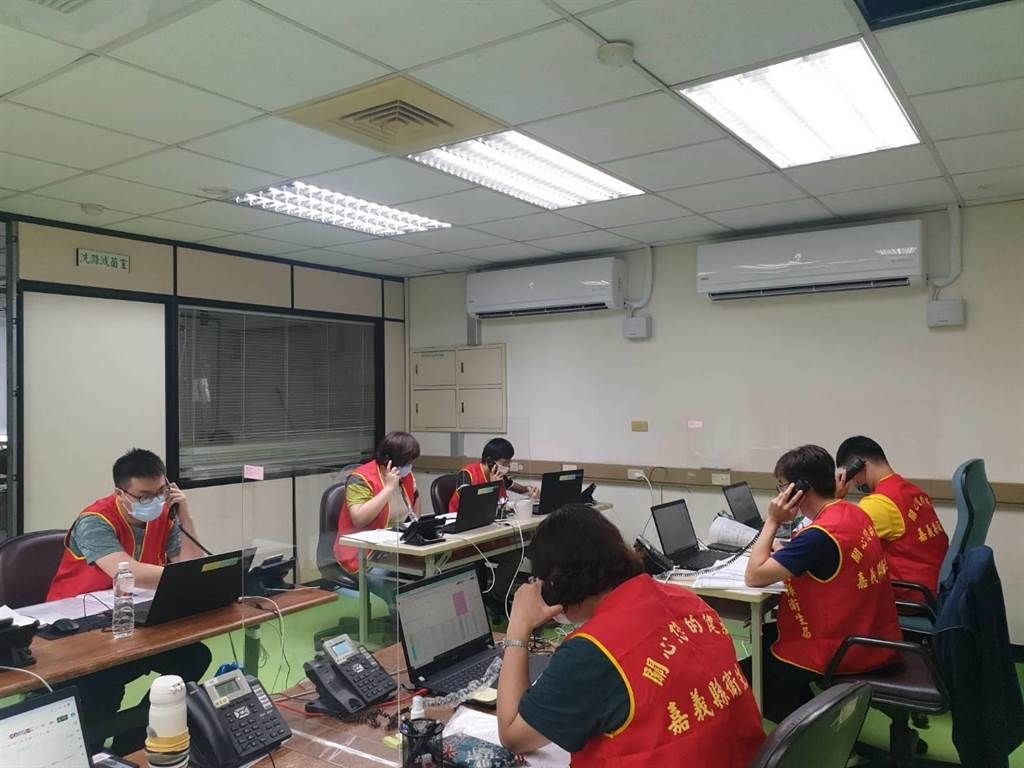 ▲嘉義縣政府找來新住民通譯員進駐關懷中心，讓新住民遇到防疫問題時可以得到協助。（圖／嘉義縣政府提供）