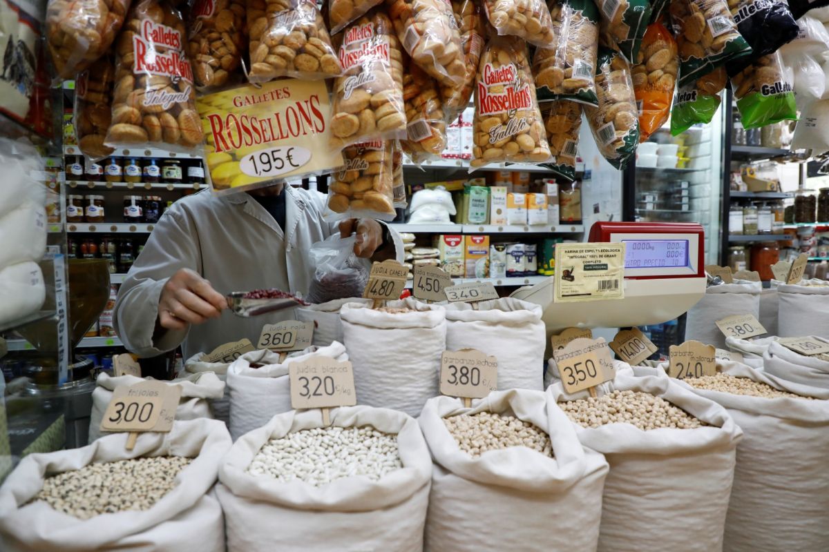 ▲世界銀行的專家警告，隨著新冠疫情、俄烏戰爭持需衝擊供應鏈，恐將增加更多人生活在極端貧窮的情況下。示意圖。（圖／美聯社／達志影像）