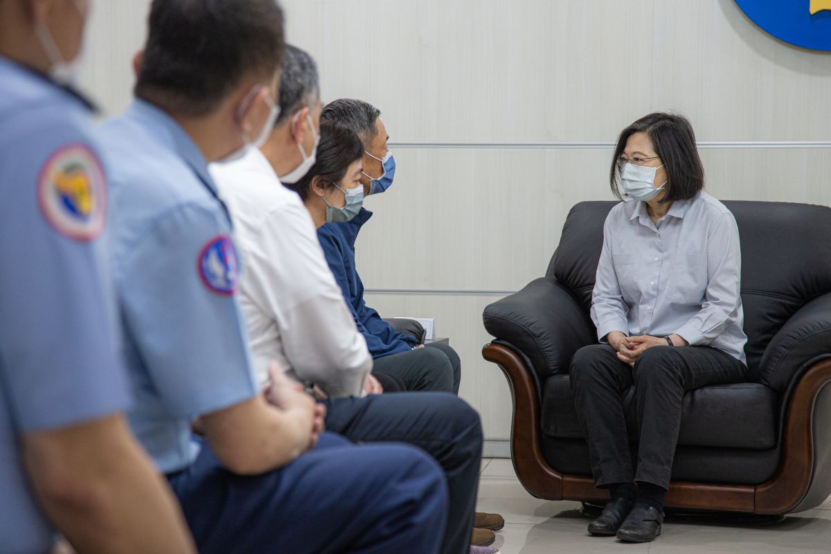 ▲蔡英文總統今慰問殉職飛官徐大鈞家屬。（圖／總統府提供）