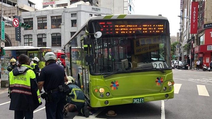 台北市公車撞行人！7旬老翁遭壓車底　一度失去呼吸心跳
