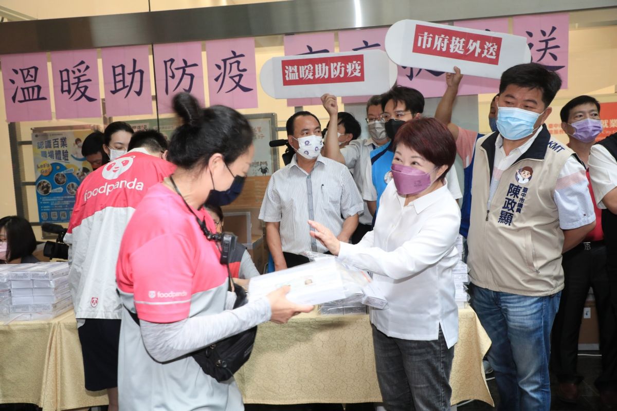 ▲中市「溫暖助防疫、市府挺外送」外送員每人送2劑快篩(圖／市政府提供2022.6.6)