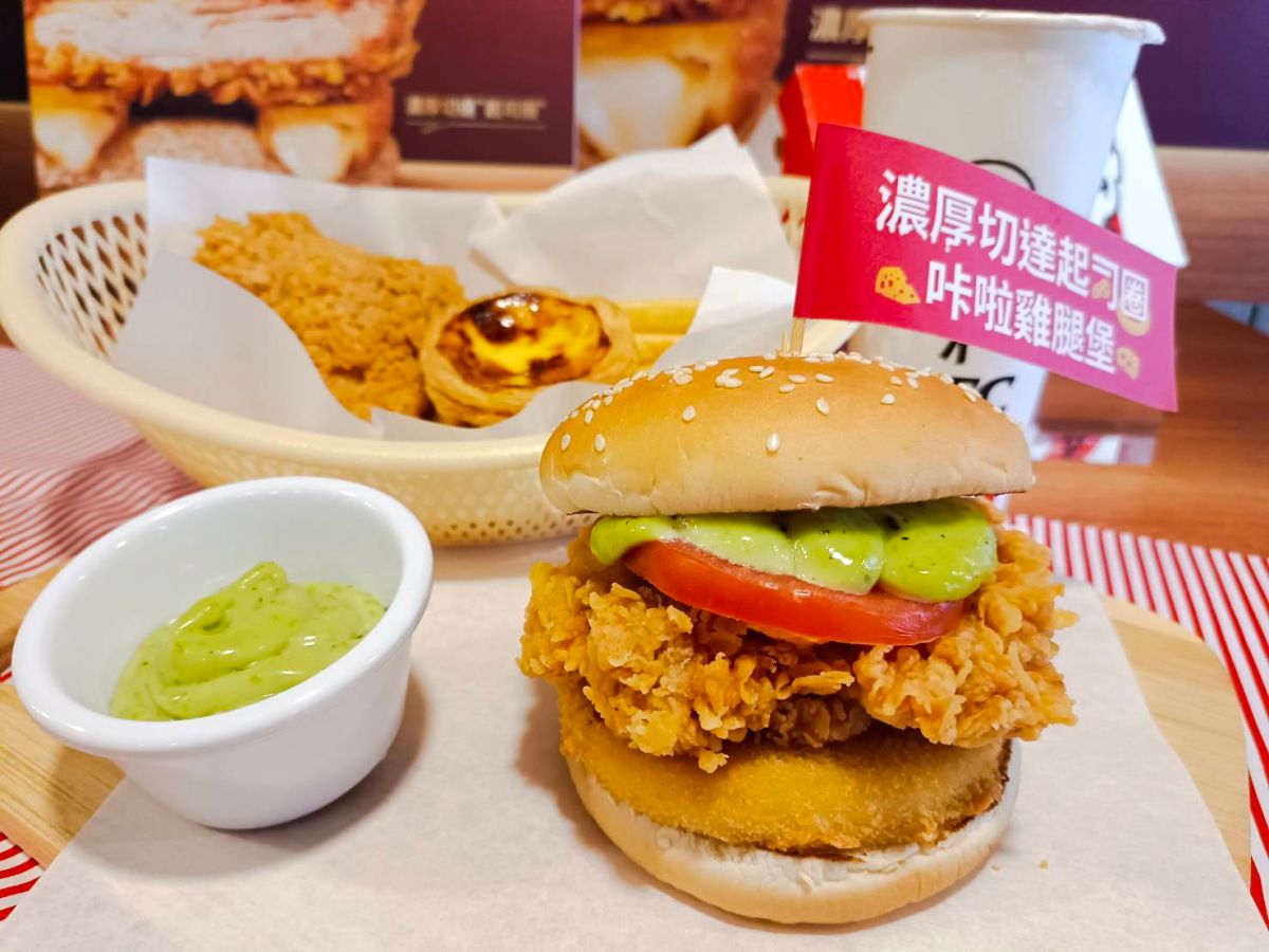 ▲肯德基不甘只是「被炸雞耽誤的蛋撻店」，繼「莓果奶酥撻」、韓式炸雞「韓辛甜薯無骨大口脆雞」後，再推「濃厚切達起司圈咔啦雞腿堡」，掌握優惠券代碼「50342」嚐鮮餐只要145元。（圖／記者王嘉鴻拍攝）
