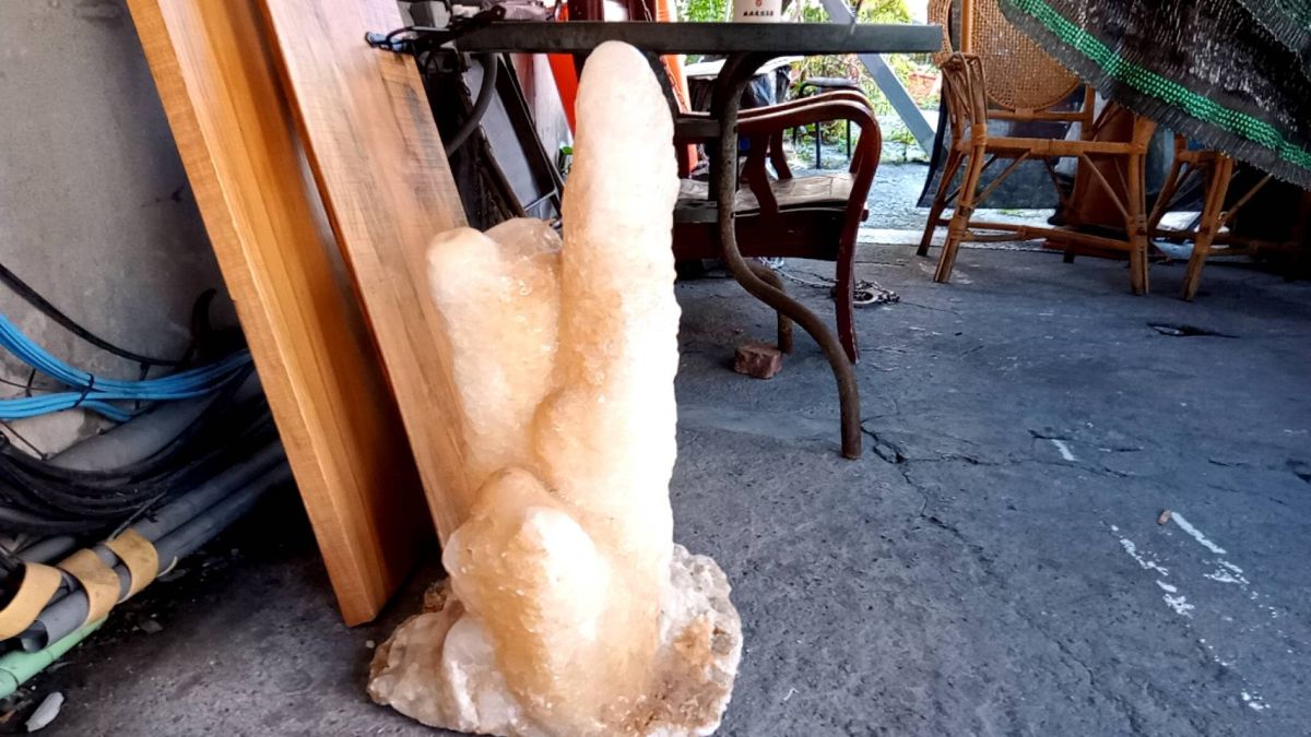 ▲竊賊連一顆價值10萬元的鐘乳石也偷走。（圖／翻攝畫面）