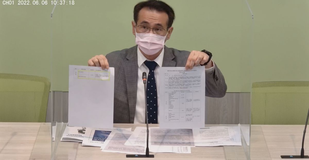 ▲針對確診死亡24小時火化爭議，立委鄭運鵬拿公文指出，是業者、地方比中央嚴格。（圖／翻攝自民進黨團直播）