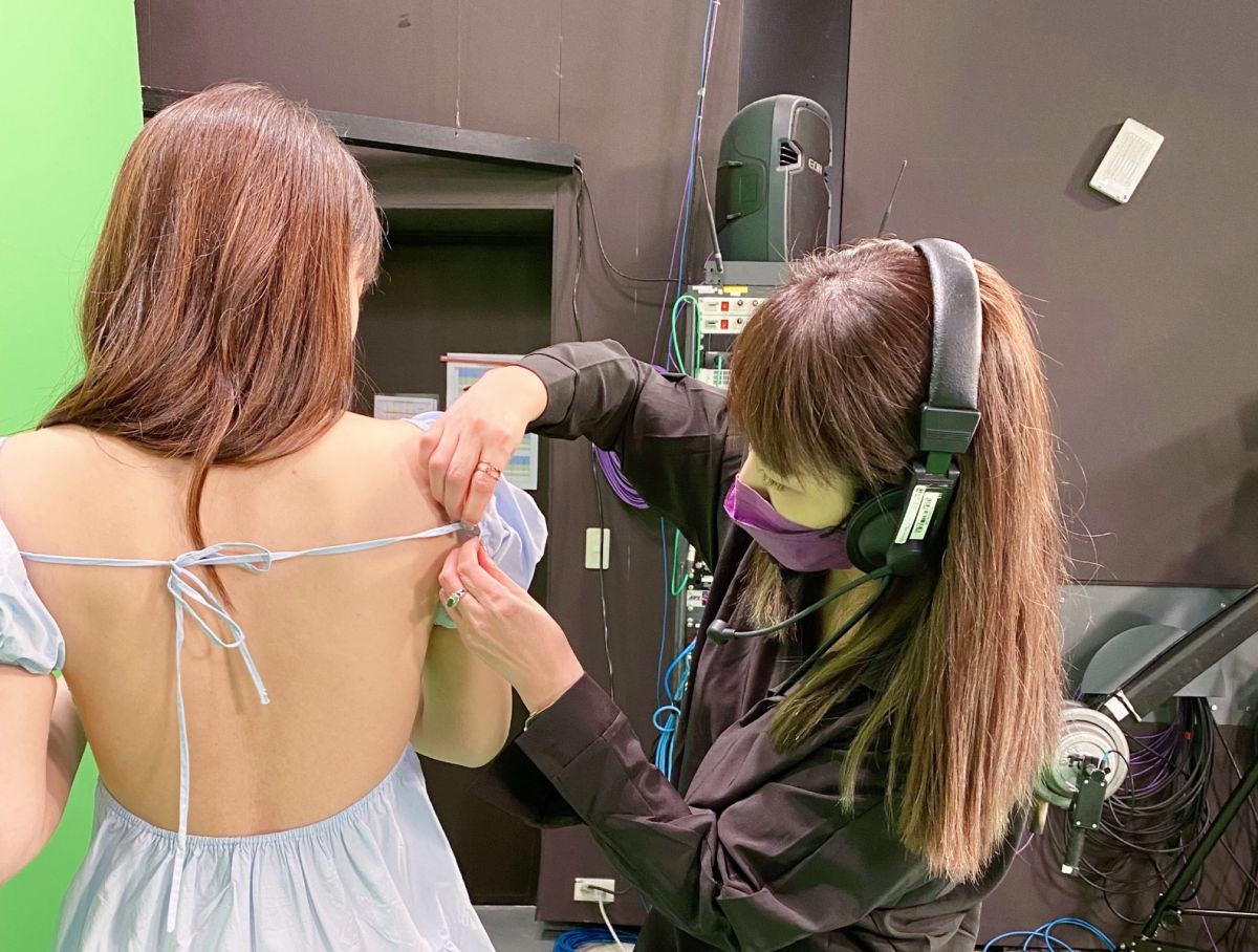 ▲朱蕾安錄影肩帶撐不住，製作人急搶救。（圖／壹電影台提供）