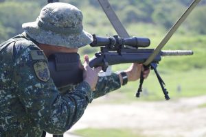▲憲兵狙擊手實施T93狙擊槍成效鑑測。（圖／軍聞社提供）