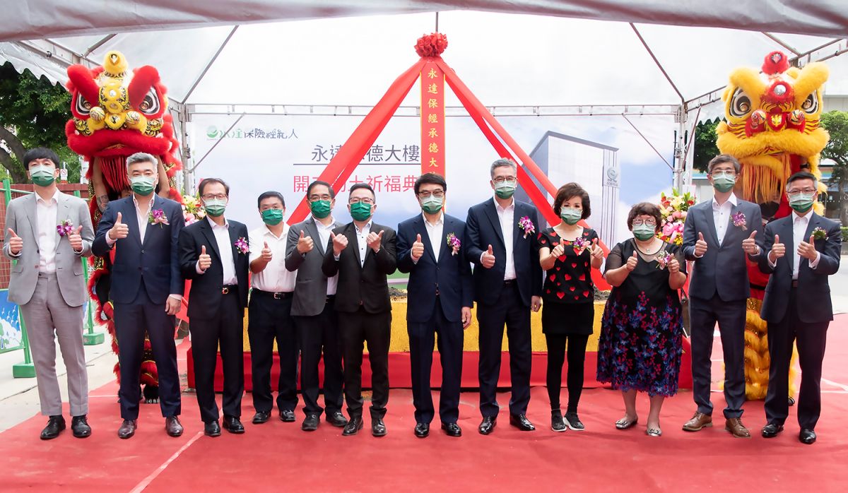 ▲永達保經承德大樓開工動土祈福典禮，董事長吳文永（右六）、總經理陳慶鴻（右五）帶領一級主管及旺邦營造總經理曹峻維（左六）團隊共同合影。（圖／永達保經提供）