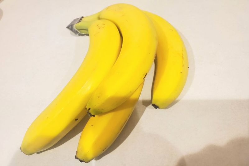 ▲夏天氣候炎熱導致香蕉容易腐壞，日本一名蔬果達人日前就分享可以讓香蕉延長保存的妙招。（圖／推特帳號tetsublogorg）