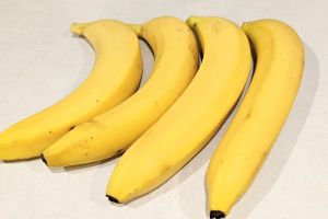 ▲首先先確認購買的香蕉外觀是否都沒有損傷，再將其一根根拆開來。（圖／推特帳號tetsublogorg）