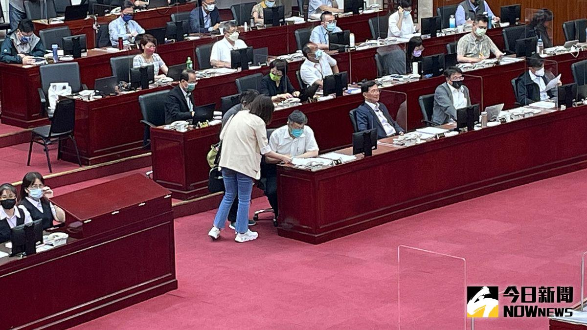 ▲台北市長柯文哲6日進入議會進行施政總質詢，再度遭到議員質疑北市府內有網軍。（圖／記者丁上程攝，2022.06.06）