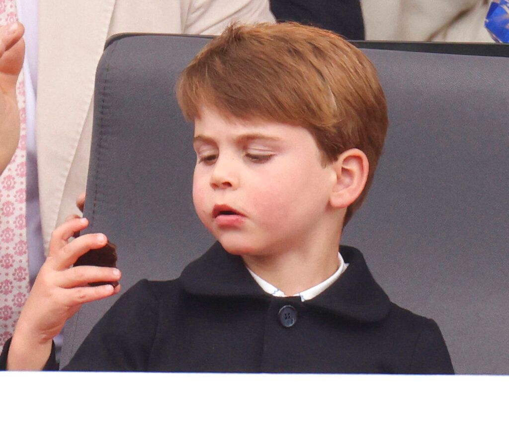 ▲英國王室路易王子在白金禧慶典中狂發表情包。（圖／美聯社／達志影像）