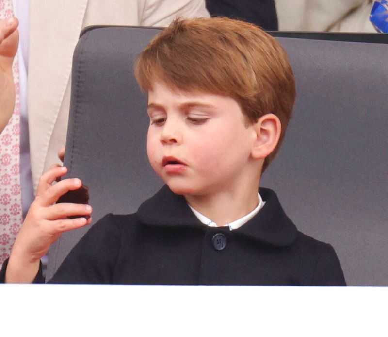 ▲英國王室路易王子在白金禧慶典中狂發表情包。（圖／美聯社／達志影像）
