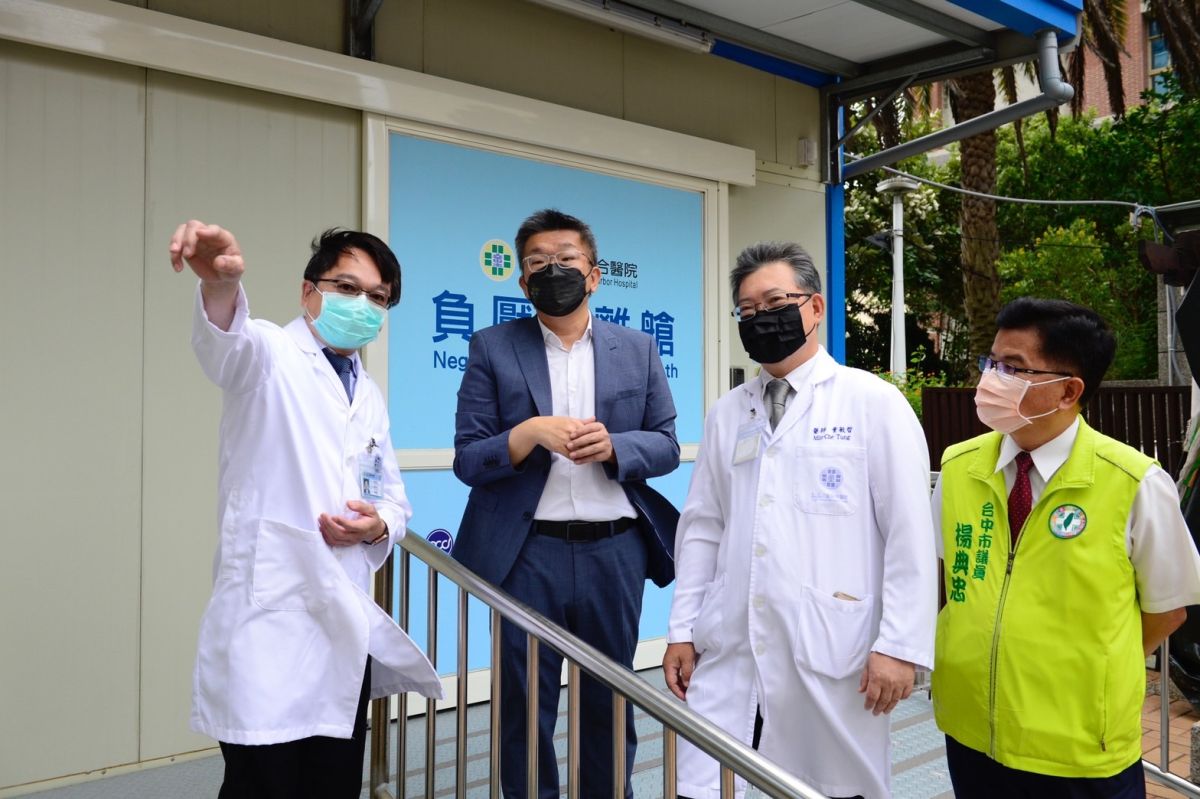 ▲立法院副院長蔡其昌號召企業捐贈防護衣，供在海線開設大型快篩站的童綜合醫院醫護人員使用(圖／蔡其昌服務處提供2022.6.6)