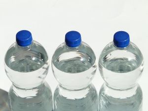 ▲面試官詢問「如何把一瓶普通的礦泉水賣到價格高達500元人民幣？」（示意圖／翻攝pixabay）