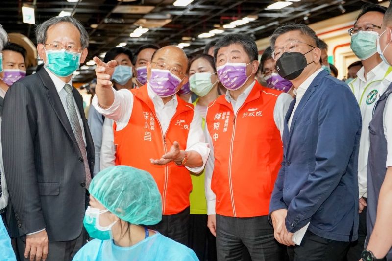 ▲行政院長蘇貞昌與衛福部長陳時中、立法院副院長蔡其昌端午節視察中榮負責的兒童疫苗大型接種站,由院長陳適安(左一)等人陪同。(圖/蔡其昌辦公室提供,2022.06.06)