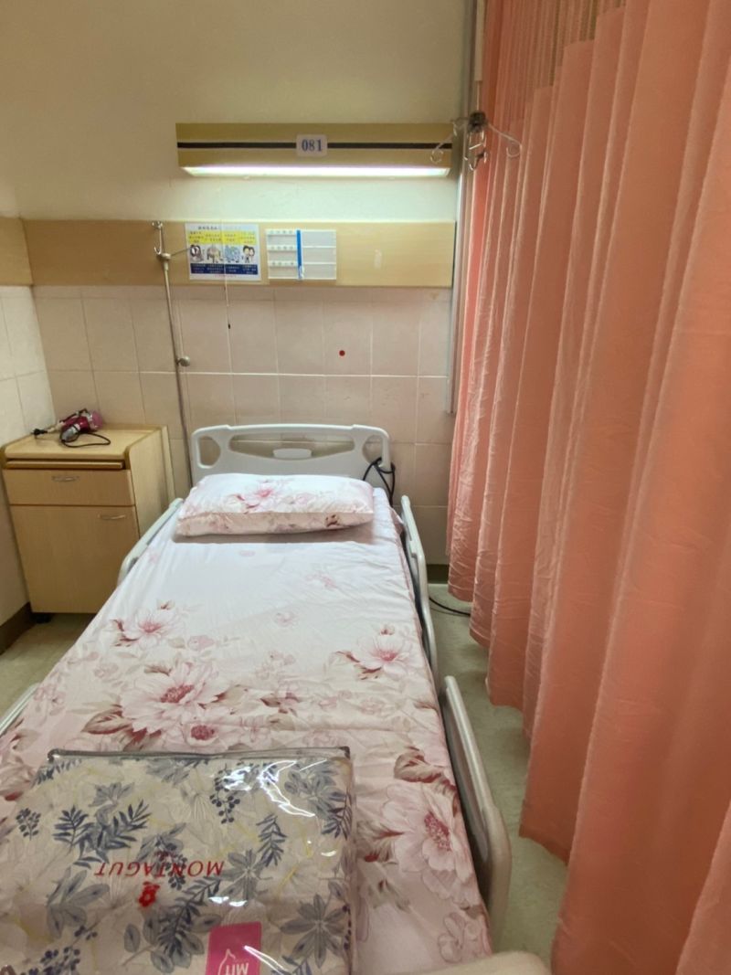 ▲台中榮總深夜秀出醫師休息室畫面,強調所有生活用品及飲食都免費提供,絕無苛待醫護。(圖/台中榮總提供,2022.06.06)
