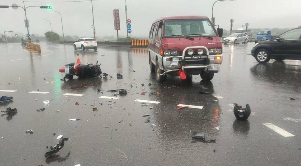 ▲苗栗客屬大橋今天早上發生一起嚴重車禍，受傷騎士經搶救後，仍宣告不治。（圖／翻攝畫面）