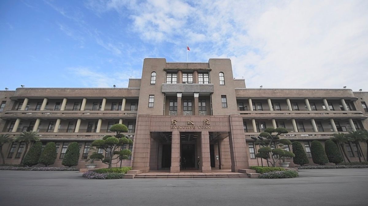 ▲12日上午，行政院升旗時竟發生國旗倒掛20分鐘的烏龍。（圖／資料照片）