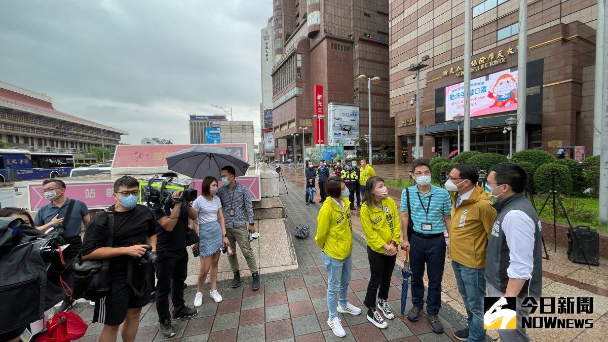 ▲民進黨台北市議員阮昭雄與顏若芳、林延鳳、趙怡翔等議員參選人，7日前往忠孝西路進行開放機車運行與否的會勘。（圖／記者丁上程攝，2022.06.07）