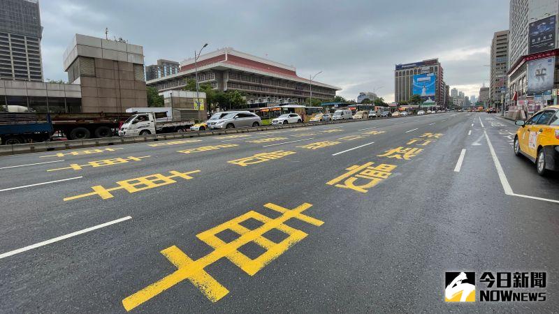 ▲台北市忠孝西路禁行機車至今已經有超過40年的歷史,近年來北市府也數度進行開放機車行駛的相關評估。(圖/記者丁上程攝,2022.06.07)