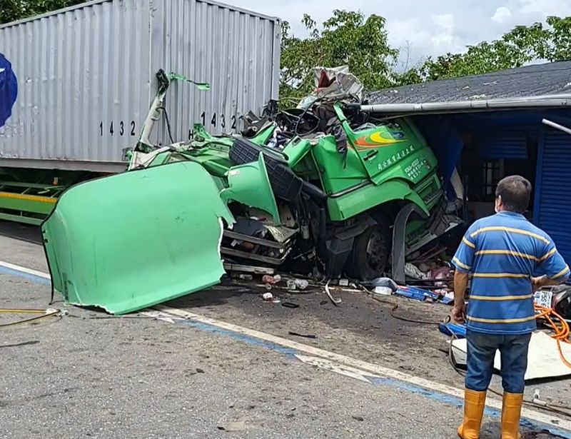 台9線花蓮死亡車禍！聯結車撞進民宅　屋主澡洗一半秒逃
