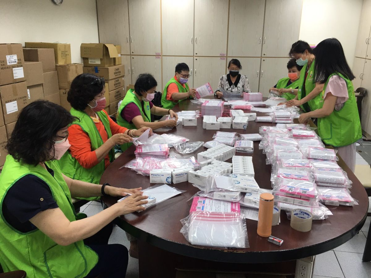 ▲社會局局長謝琍琍與志工端午不休息，一起處理快篩劑發放。（圖／高雄市社會局提供）