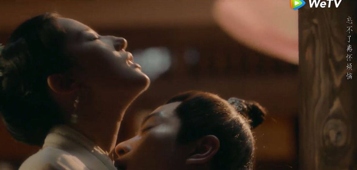 ▲劉亦菲（左）、陳曉火辣吻戲掀起熱烈討論。（圖／翻攝WeTV）