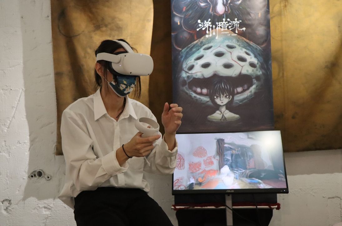 ▲台師大設計系畢業展跨域創作，學生利用VR科技體驗憂鬱患者心理狀態。（圖／台師大提供）