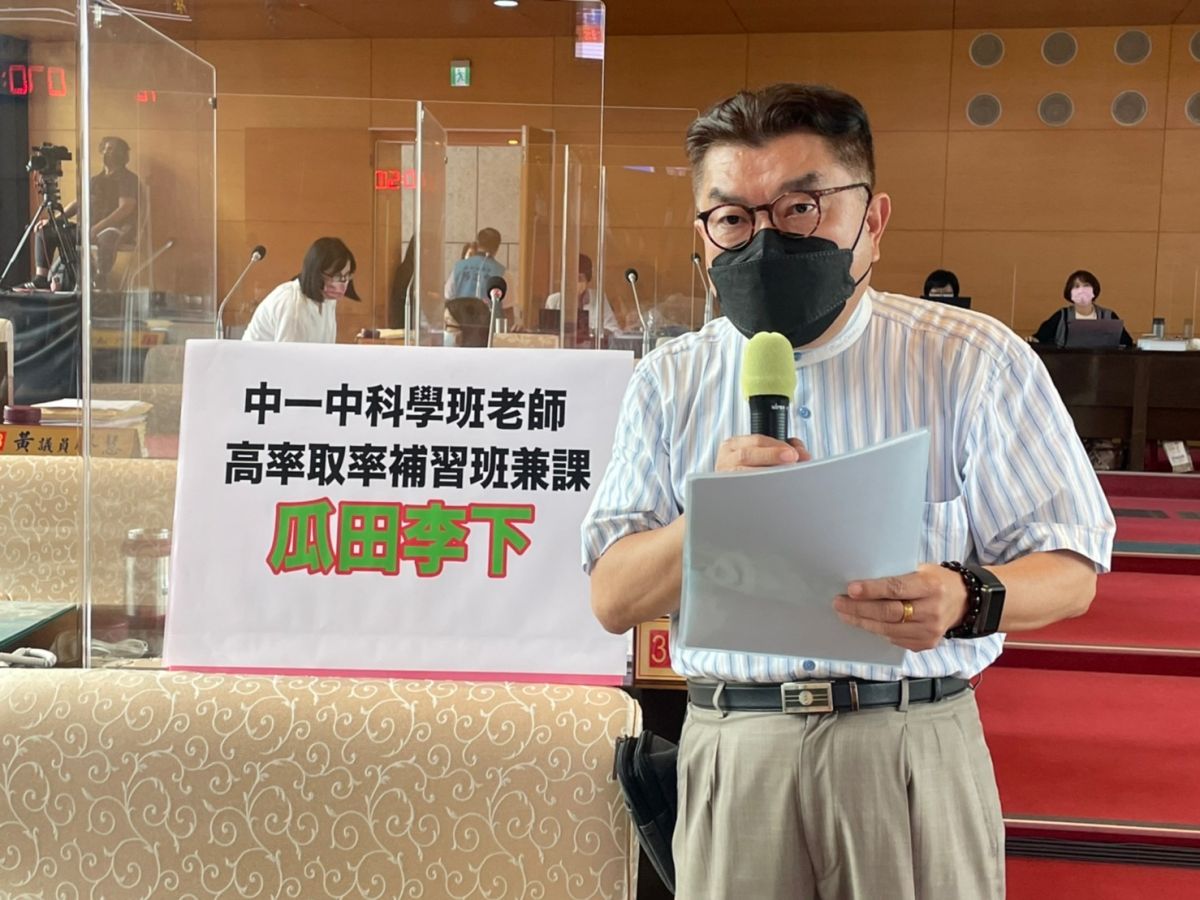 ▲議員李中表示，一中有現任教師在某補習班兼職「瓜田李下」讓家長很不服氣(圖／柳榮俊攝2022.6.7)