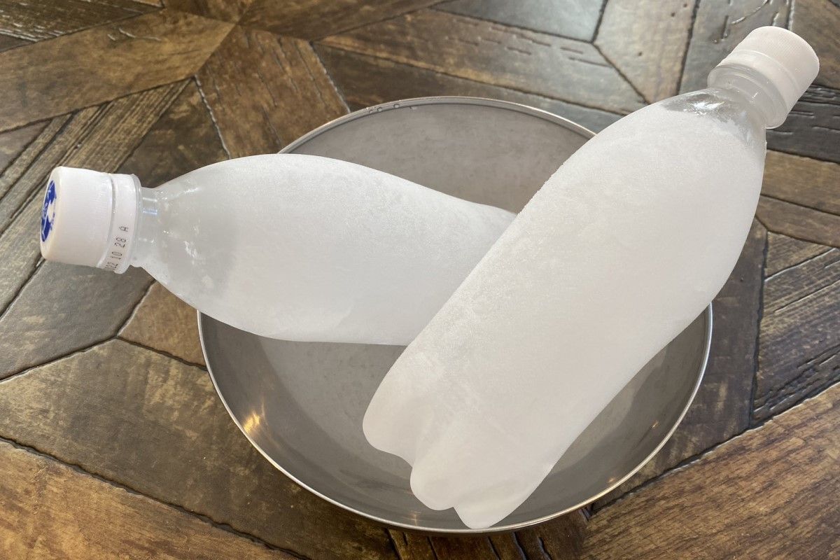 ▲梅雨季房間全都溼答答，日本網友利用寶特瓶除溼降溫。（圖／Twitter：hirokoujiKanpo） 