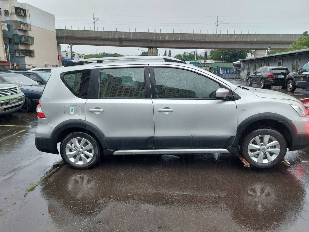 ▲新店警為逮通緝犯「連開7槍」，男子開車沿路躲避警方，直至中和區建八路上，隨後棄車逃逸。（圖／翻攝畫面）