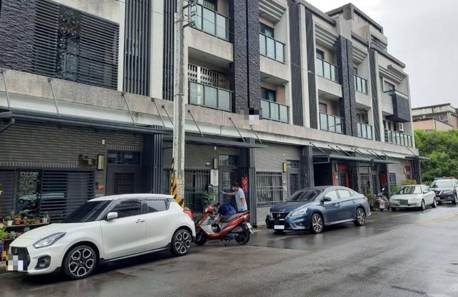 ▲台中市沙鹿區一家專營郵票、錢幣、古物買賣的集郵社，今天下午遭人闖入，搶走新台幣1萬多元現金。（圖／翻攝畫面）