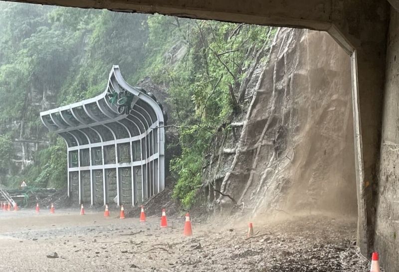 南橫公路大雨！梅蘭明隧道口狂掉落石　用路人需特別留意
