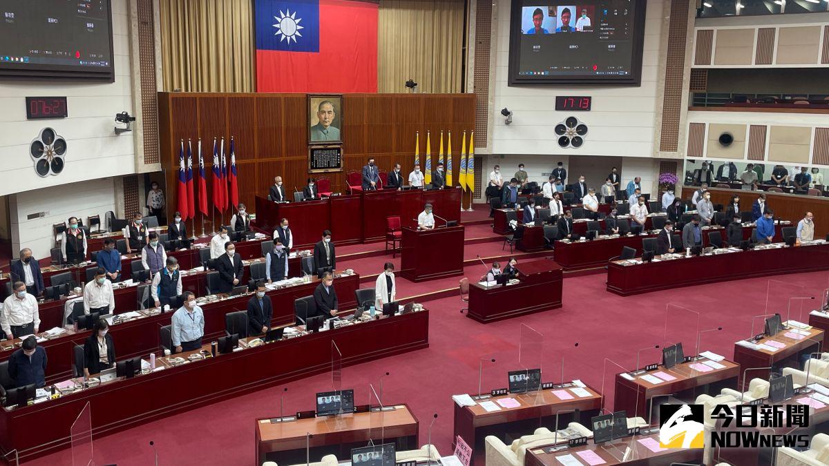 ▲台北市長柯文哲7日進入議會進行施政總質詢，而在議員的要求下，柯文哲與市府各局處首長一同為新冠肺炎往者進行默哀。（圖／記者丁上程攝，2022.06.07）