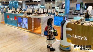 ▲樂購廣場導入智慧科技，賣場機器人可帶顧客至指定櫃位。（圖／記者陳美嘉攝，2022.06.07）