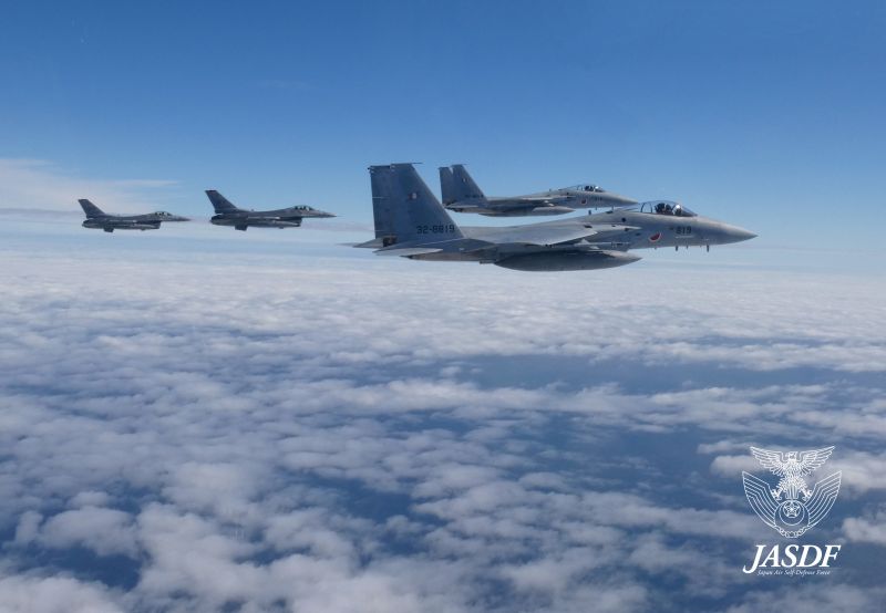 ▲根據《NHK》報導，美軍駐沖繩基地晚間當地時間8點左右，8架F-15戰鬥機及5架KC-135空中加油機起飛。（示意圖／翻攝自航空自衛隊推特）