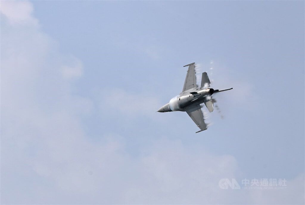 ▲7日1架F-16返台途中因起落架問題迫降夏威夷，機頭受損、人員平安，相關費用由美方負責。圖為F-16V型機於接裝典禮進行性能展示。（中央社檔案照片）
