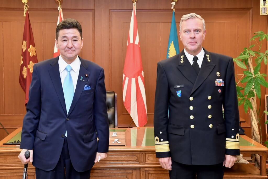 ▲NATO軍事委員會主席包爾（右）7日與日本防衛大臣岸信夫（左）會談，雙方確認「歐洲與印度太平洋地區的安全保障不可分割」。（圖取自ModJapan_jp推特）