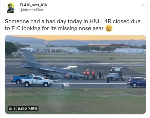 ▲1架空軍要返台升級的F-16戰機降落夏威夷機場時鼻輪故障。（圖／翻攝自推特FL410_over_ICN@InfantryPilot）