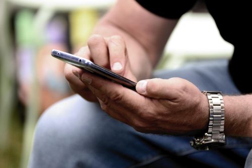 ▲家中若是有很多電子設備連著Wi-Fi,容易出現「搶寬頻」的狀況,而越靠近Wi-Fi路由器的電子設備,會取得越好的訊號。(示意圖/Pixabay) ▲家中若是有很多電子設備連著Wi-Fi,容易出現「搶寬頻」的狀況,而越靠近Wi-Fi路由器的電子設備,會取得越好的訊號。(示意圖/Pixabay)