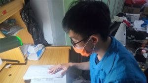 ▲基隆高中清寒生唐于田家境艱困,爸爸在學測前過世,但他還是努力讀書,順利在學測考上6所國立大學。(圖/基隆高中提供) ▲基隆高中清寒生唐于田家境艱困,爸爸在學測前過世,但他還是努力讀書,順利在學測考上6所國立大學。(圖/基隆高中提供)