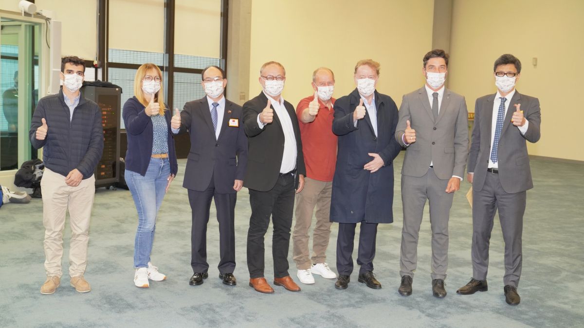 ▲法國參議院外交國防委員會副主席葛利歐（Joël Guerriau）（左四）8日上午率領參議院訪問團抵達台灣。（圖／外交部提供）