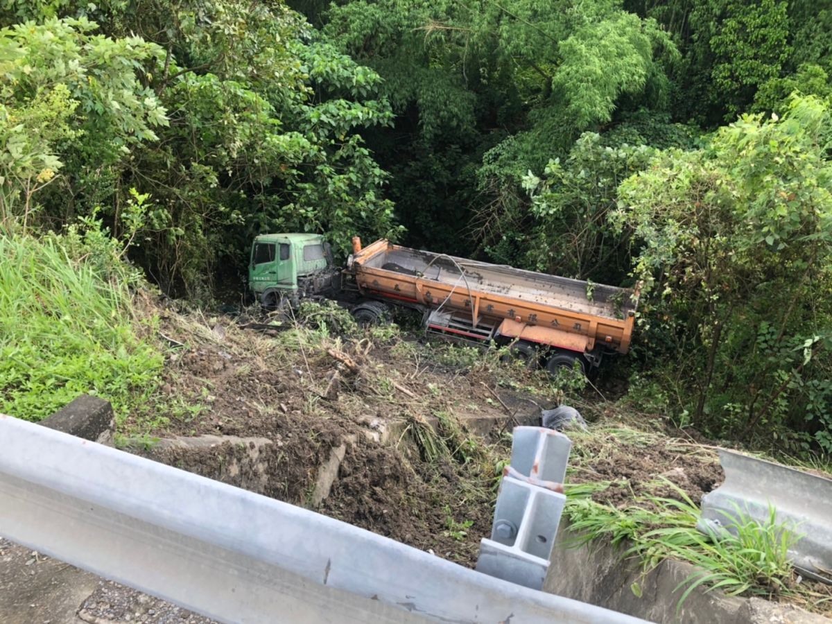 ▲國道3號北上371公里處路段，今（8）日上午9點左右一輛砂石車撞斷護欄後衝落邊坡。（圖／翻攝畫面）