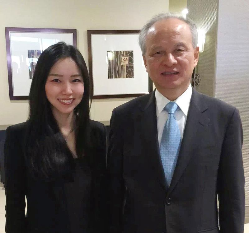 ▲謝家第四代謝其潤（左）以中國生物製藥主席身份受邀參加首屆賓大沃頓中美峰會。（圖／正大製藥官網）
