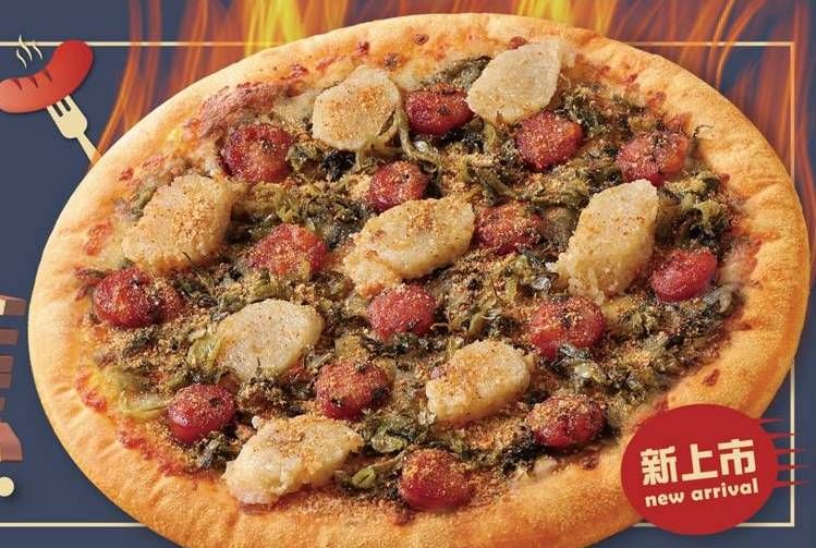 ▲拿坡里攜手新東陽合作「大腸包小腸」披薩，令網友吶喊「喔不，拿坡里學壞了」，但也有人笑說這是「稱讚」。（圖／翻攝自拿坡里FB）