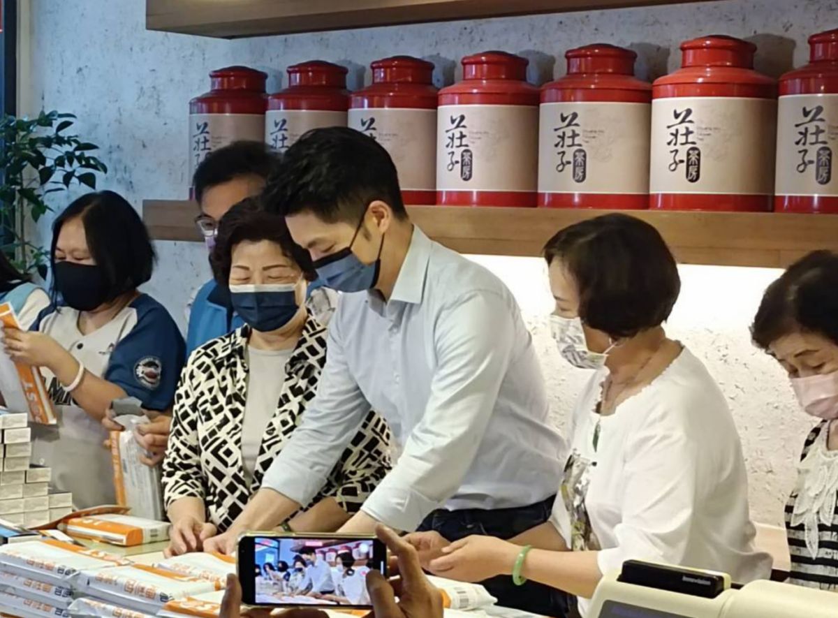 ▲蔣萬安參與大同區婦女後援會發送中低收入戶快篩試劑活動。（圖／記者王嘉鴻攝，2022.06.08）